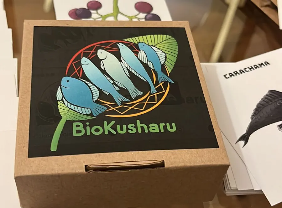 Caja BioKusharu con ilustración de peces